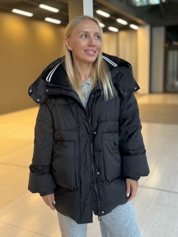 Striukė Over Black