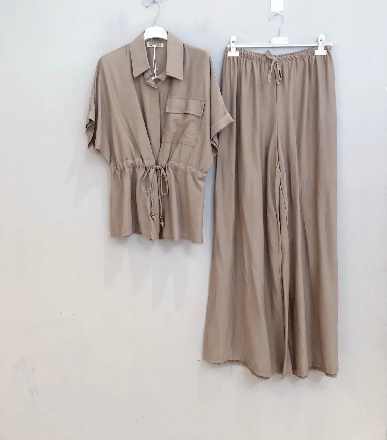 Kostiumėlis Comfort Camel Išankstinis užsakymas